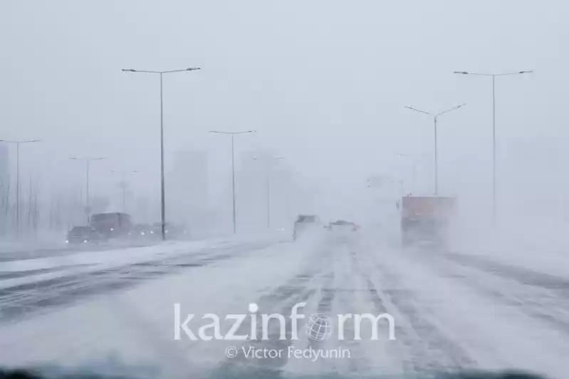 Два участка на автодорогах Актюбинской области закрыли из-за метели