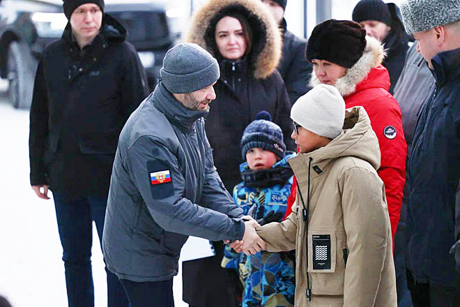 Губернатор Владислав Кузнецов особое внимание уделил родным и близким бойцов, отдавших жизнь за Родину. ФОТО: T.ME/VLADISLAV_KUZNECOV