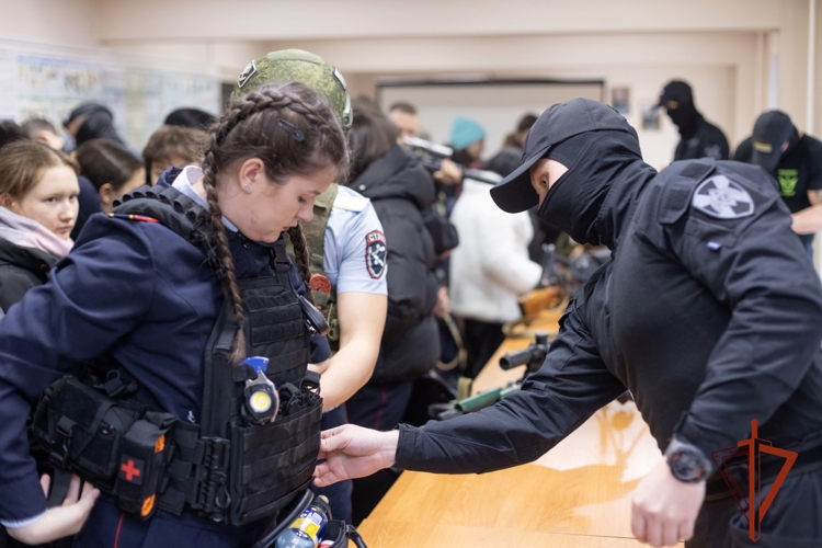 В подразделениях Росгвардии по Хакасии прошли дни открытых дверей для подрастающего поколения