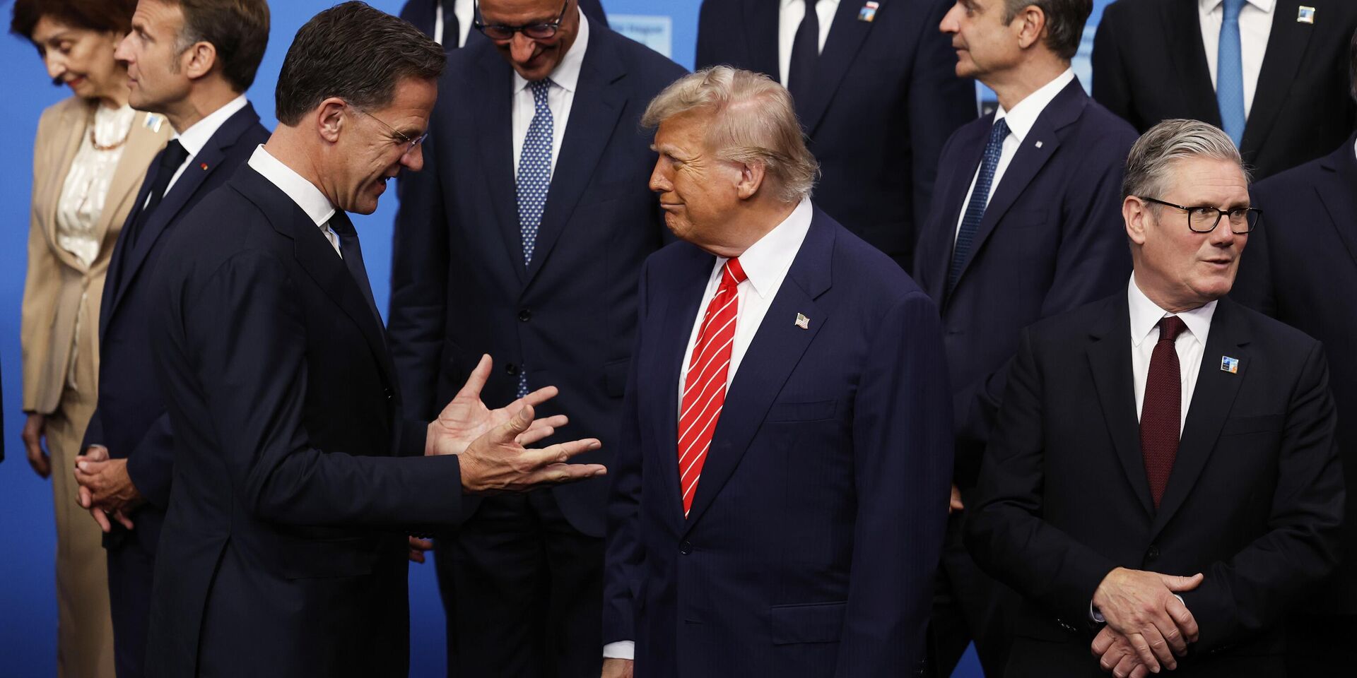 Президент Дональд Трамп беседует с генеральным секретарем НАТО Марком Рютте на саммите НАТО в Гааге 25 июня 2025 года - ИноСМИ, 1920, 05.07.2025