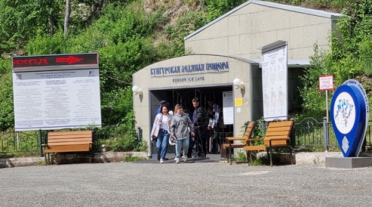 Фотография к материалу: Обвал в Кунгурской ледяной пещере никто не убирает