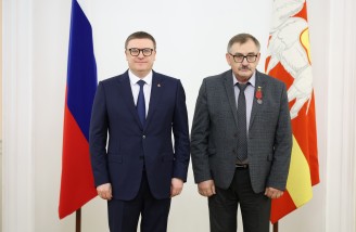 Алексей Текслер вручил государственные и региональные награды южноуральцам. Автор фото - Наиль Фаттахов 