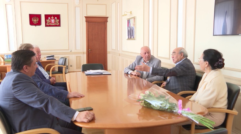 Впервые за двадцать лет Екатеринбург посетил первый президент Кыргызстана — Аскар Акаев
