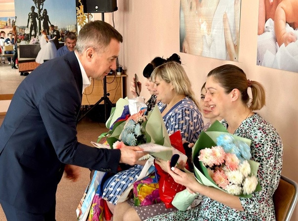 В Прокопьевске поздравили семьи, в которых 8 марта появились дети