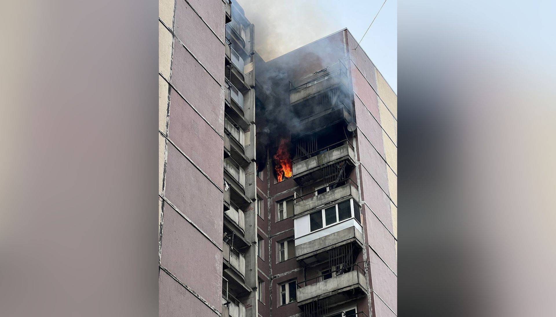 Пожар в спб 18.05. Пожар в Санкт-Петербурге сейчас Красносельском районе. Многоэтажные дома. Пожар. Пожар фото.