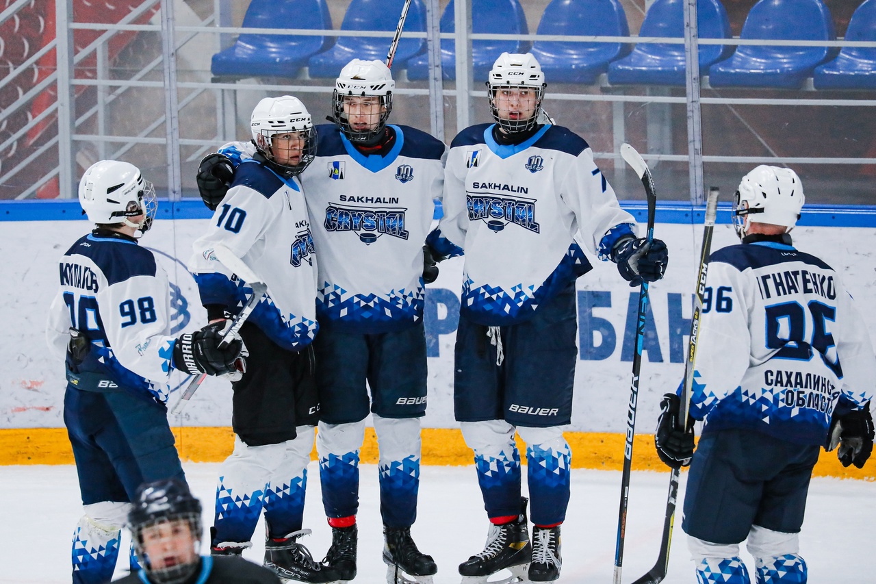 Кубок чемпионов хоккей u17. Хоккеист на льду. Купцов хоккей Сахалин. Хоккеист СКА. Дальний Восток хоккей Сахалин.