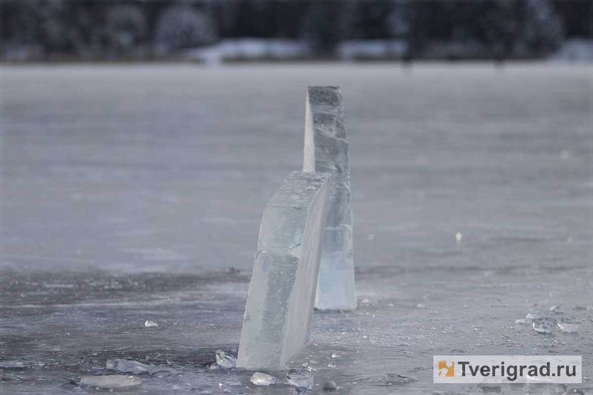 Живой лед 3. Живой лед 3. Байкал тает лед. Живой лед. Каток тверь.