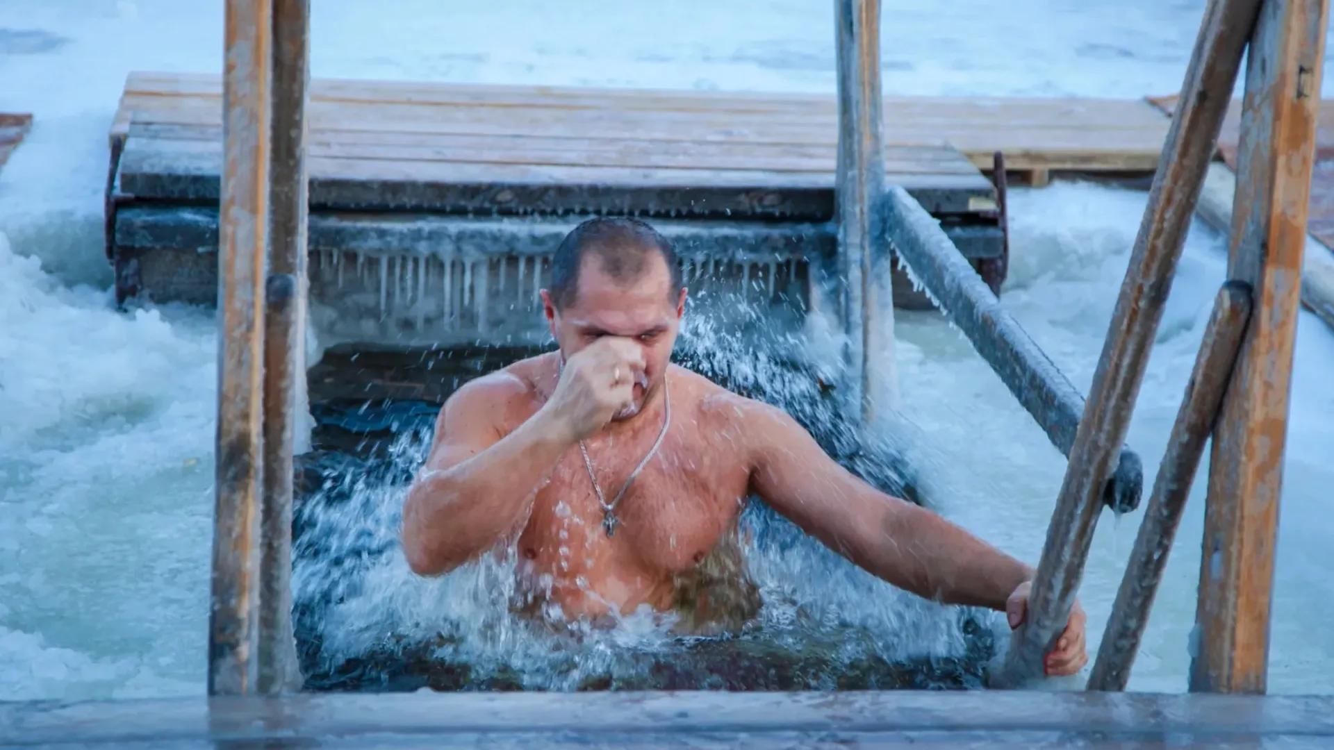 Какого числа на крещение купаются в проруби. Крещение господне праздник прорубь. Окунание в прорубь на крещение. Крещенское купание в проруби. Крещенское купание в проруби.