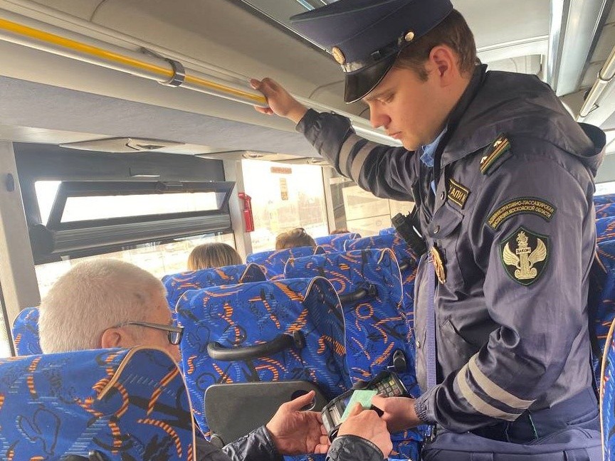 Только безналичный расчет: инспекторы проверили, как оплачивают проезд в автобусах