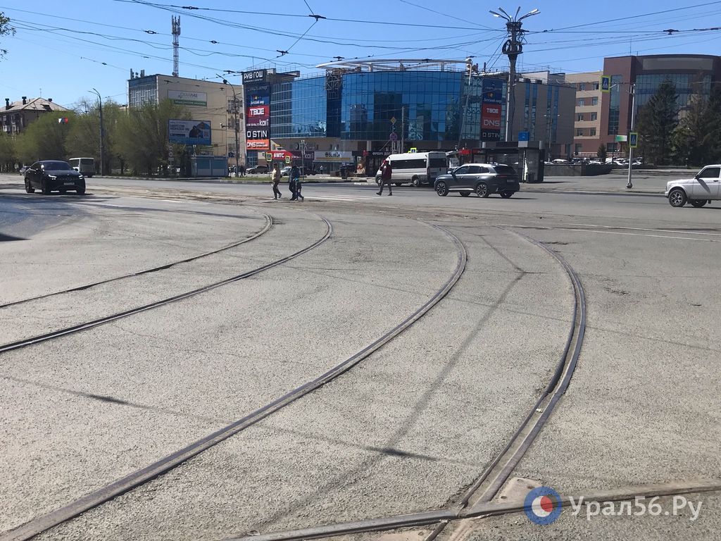 Переезды через трамвайные пути даже в центре Орска развалились до глубоких дыр, а плитка исчезает безвозвратно