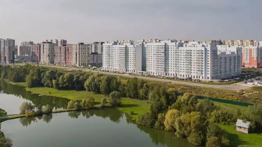 Половина всех сделок с новостройками в ноябре приходится всего на три округа