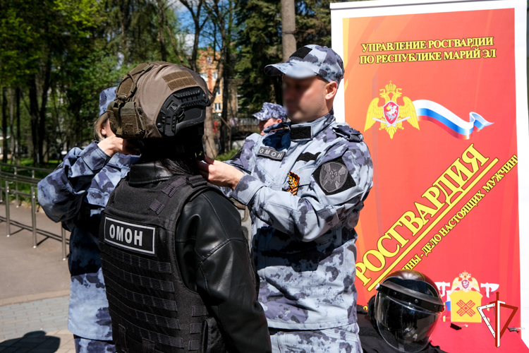 Росгвардейцы в Йошкар-Оле рассказали горожанам о службе в силовом ведомстве и учебе в профильных вузах