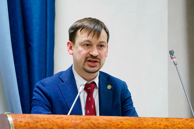 Как стало известно «БИЗНЕС Online», в ближайшее время может смениться полномочный представитель Татарстана в Узбекистане. Чемодан к переезду готовит экс-председатель госкомитета РТ по закупкам 44-летний Руслан Сабиров