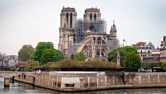 Экс-министр культуры Франции заявила, что жена Макрона показала ей проект по восстановлению шпиля Нотр-Дам-де-Пари 