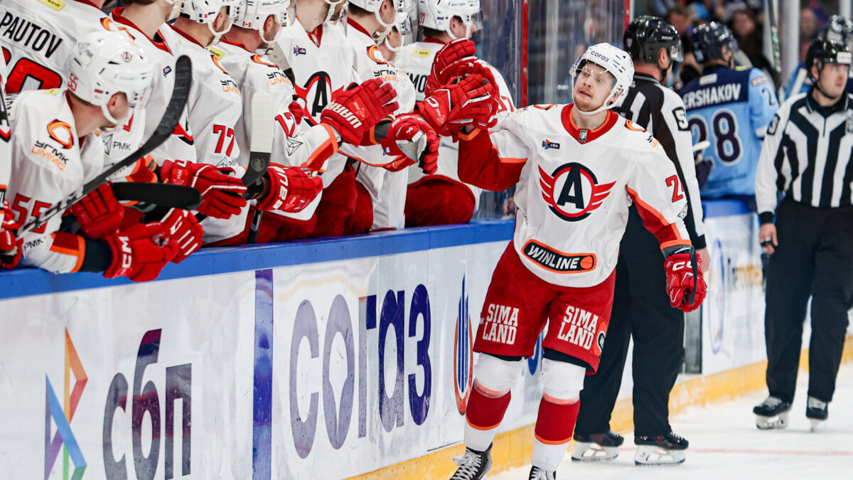 Дубль Денежкина помог «Автомобилисту» обыграть «Сибирь» в матче КХЛ