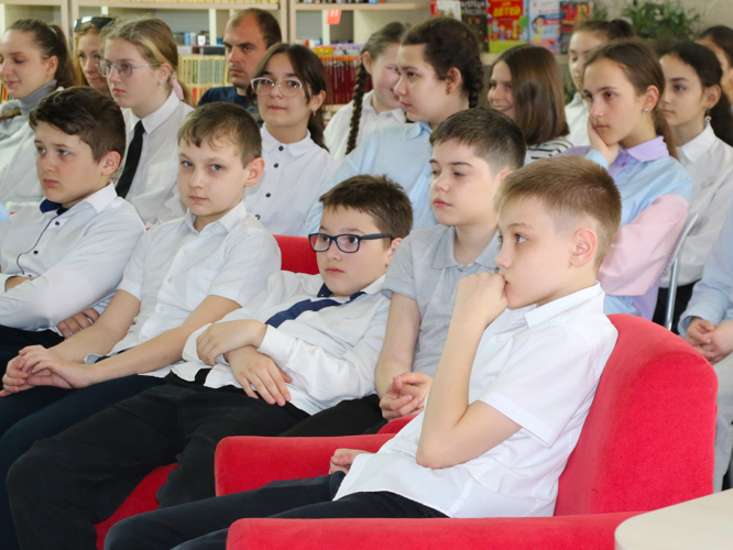 В Ставрополе росгвардейцы провели урок Мужества со школьниками 