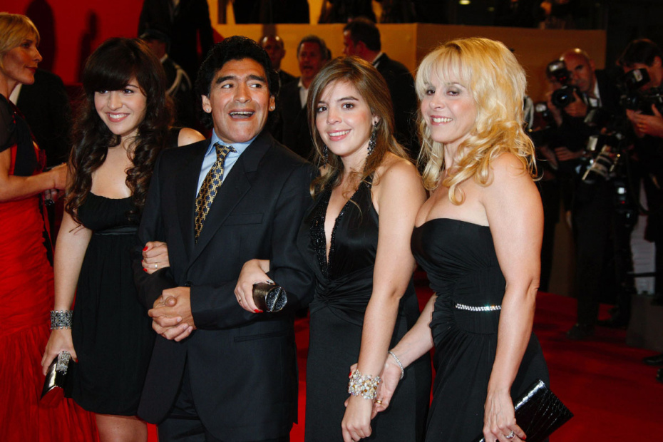 Диего Марадона с женой Клаудией Вильяфанье и дочерьми Дальмой Нереей и Джанниной Динорой