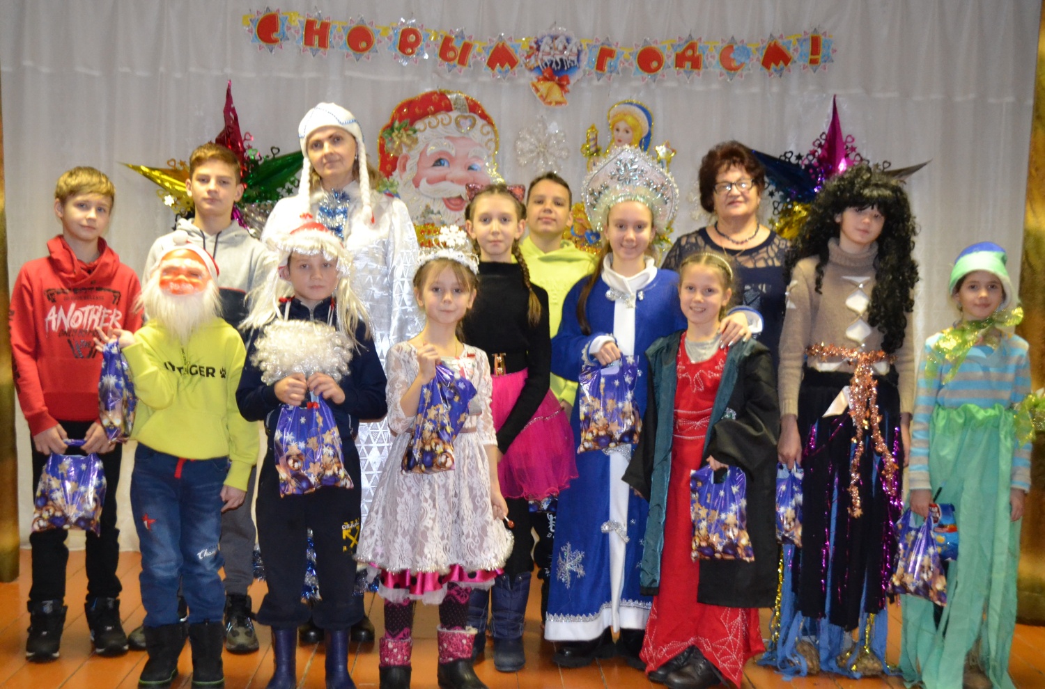 Праздничное мероприятие посвященное новому году. Новогодние праздники 2021. Рождественный праздник. Дом дедушки мороза не украшаный. Праздничное мероприятие посвященное новому году.