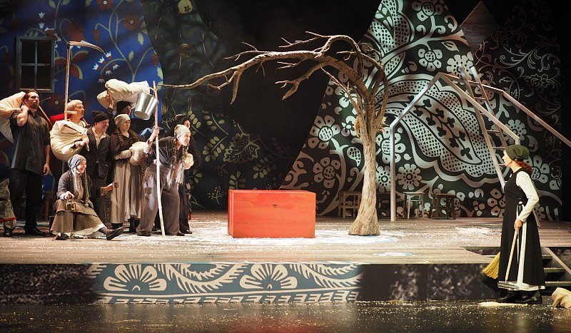 «Ведогонь-театр» провёл премьеру постановки «С неба упали три яблока»