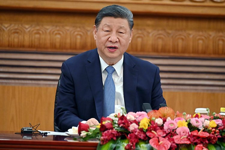 «Ходит все больше слухов об отставке Си Цзиньпина в этом году», — замечает «Китайская угроза». Особое внимание канал обращает на недавнее заявление лидера КНР перед партийным активом, а именно — на тезис, что составлять следующий 15-й пятилетний план (2026–2030) необходимо на научной, демократической и правовой основе