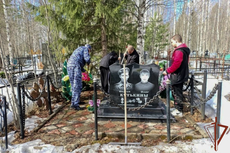 Росгвардейцы на Урале благоустроили мемориалы защитников Отечества