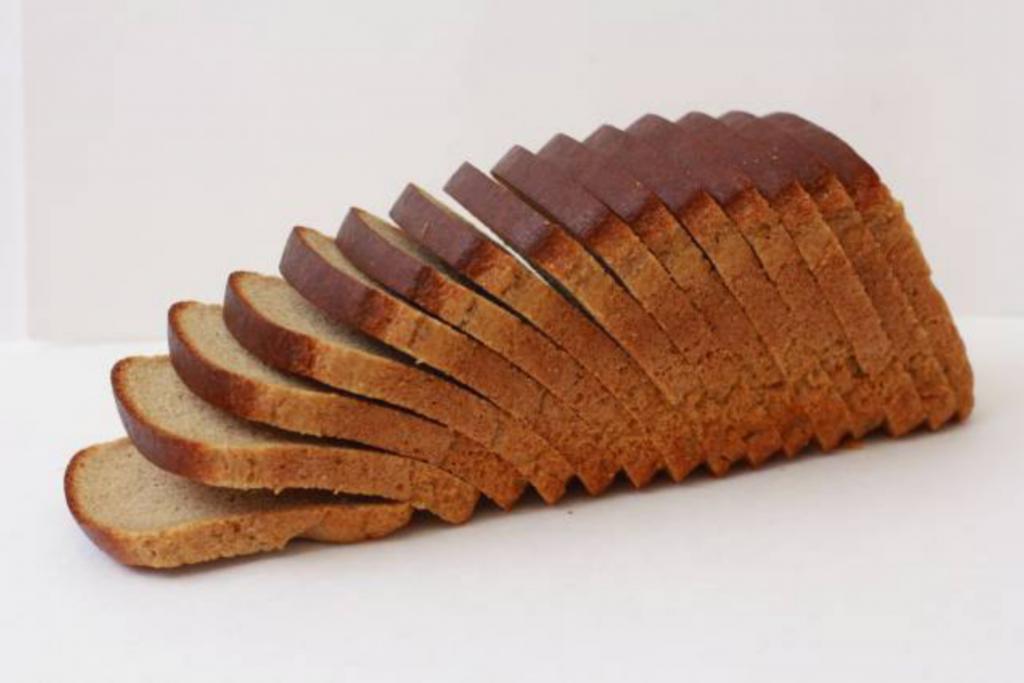 Нарезанный хлеб. Хлеб разрезали на 12 кусков. Кусок хлеба на тарелке. Нарезанный хлеб. Нарезанный хлеб.