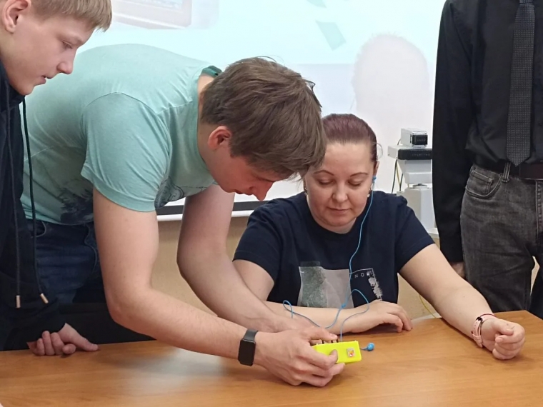 Омские школьники и студенты разработали слуховой аппарат для больниц