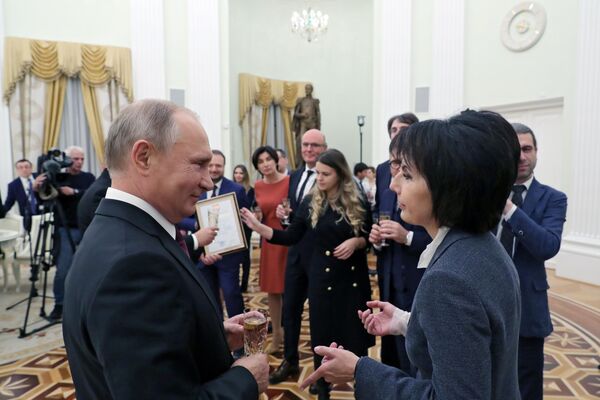 12 октября 2018. Президент РФ Владимир Путин во время встречи в Кремле с руководством и журналистами телеканала НТВ, который в эти дни отмечает свое 25-летие. Справа – главный редактор главной редакции информационно-аналитических программ телекомпании НТВ Татьяна Миткова. - Sputnik Молдова