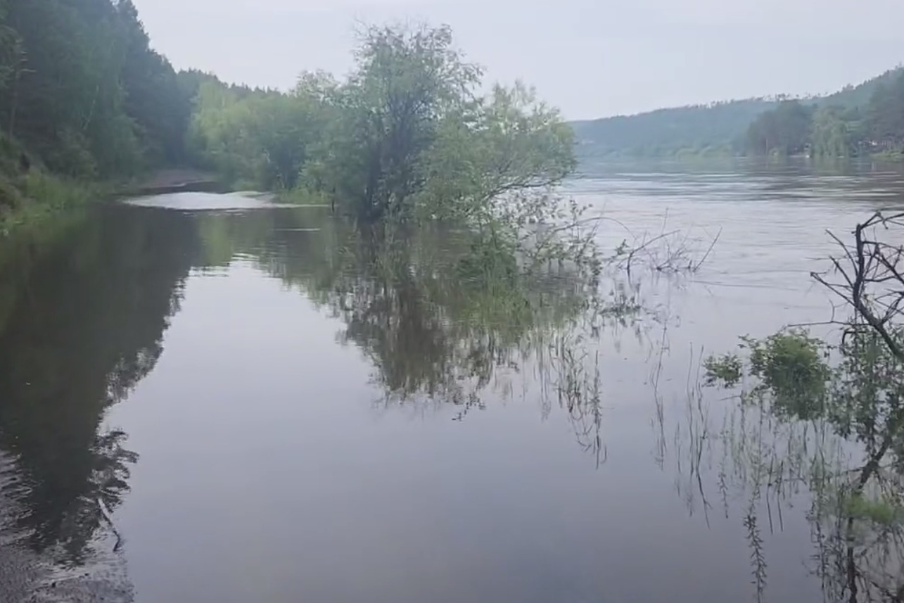 Вода в реке белая поднялась