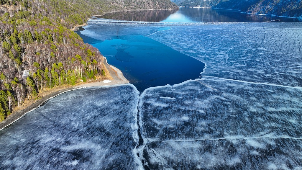 Как изящно освобождается от ледяных оков Телецкое озеро Фото №3