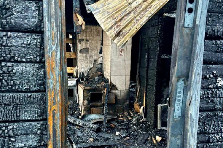 Сгоревший дом. Фото пресс-службы ГУ МЧС России по Иркутской области