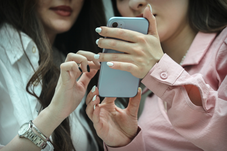 В России тестируется неофициальный способ установки приложений на iPhone через магазин RuStore с помощью Android-смартфона