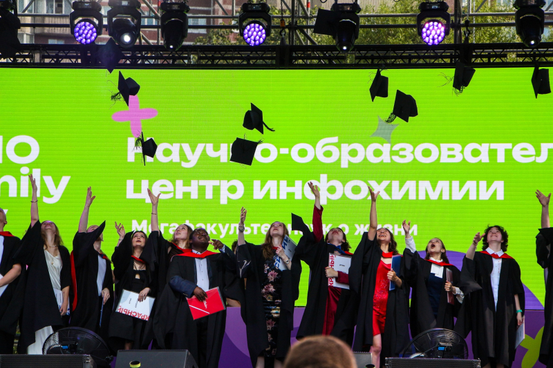 Вручение дипломов. Фото: Софи Веритас / veritass.ru 