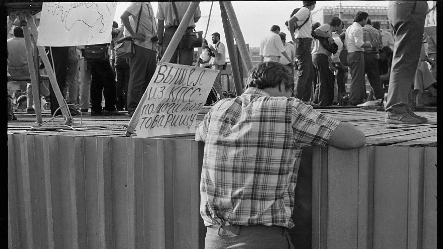 1989 год. Митинг в одном из сибирских городов.