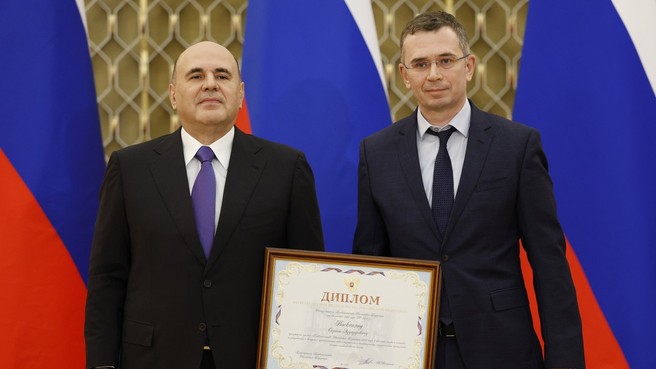 Михаил Мишустин вручил премии Правительства в области медицинской науки. С заместителем главного врача по хирургической помощи - руководителем Центра хирургии и трансплантологии - врачом-хирургом ФГБУ «Государственный научный центр Российской Федерации - Федеральный медицинский биофизический центр имени А.И.Бурназяна», доктором медицинских наук, профессором, членом-корреспондентом РАН Сергеем Эдуардовичем Восканяном