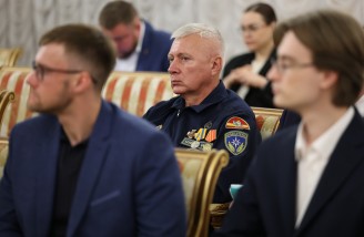 Алексей Текслер вручил государственные и региональные награды южноуральцам. Автор фото - Наиль Фаттахов 