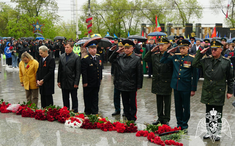 В канун 79-й годовщины Победы в Великой Отечественной войне начальник Управления Росгвардии по Оренбургской области возложил цветы к мемориалу «Вечный огонь» в Оренбурге