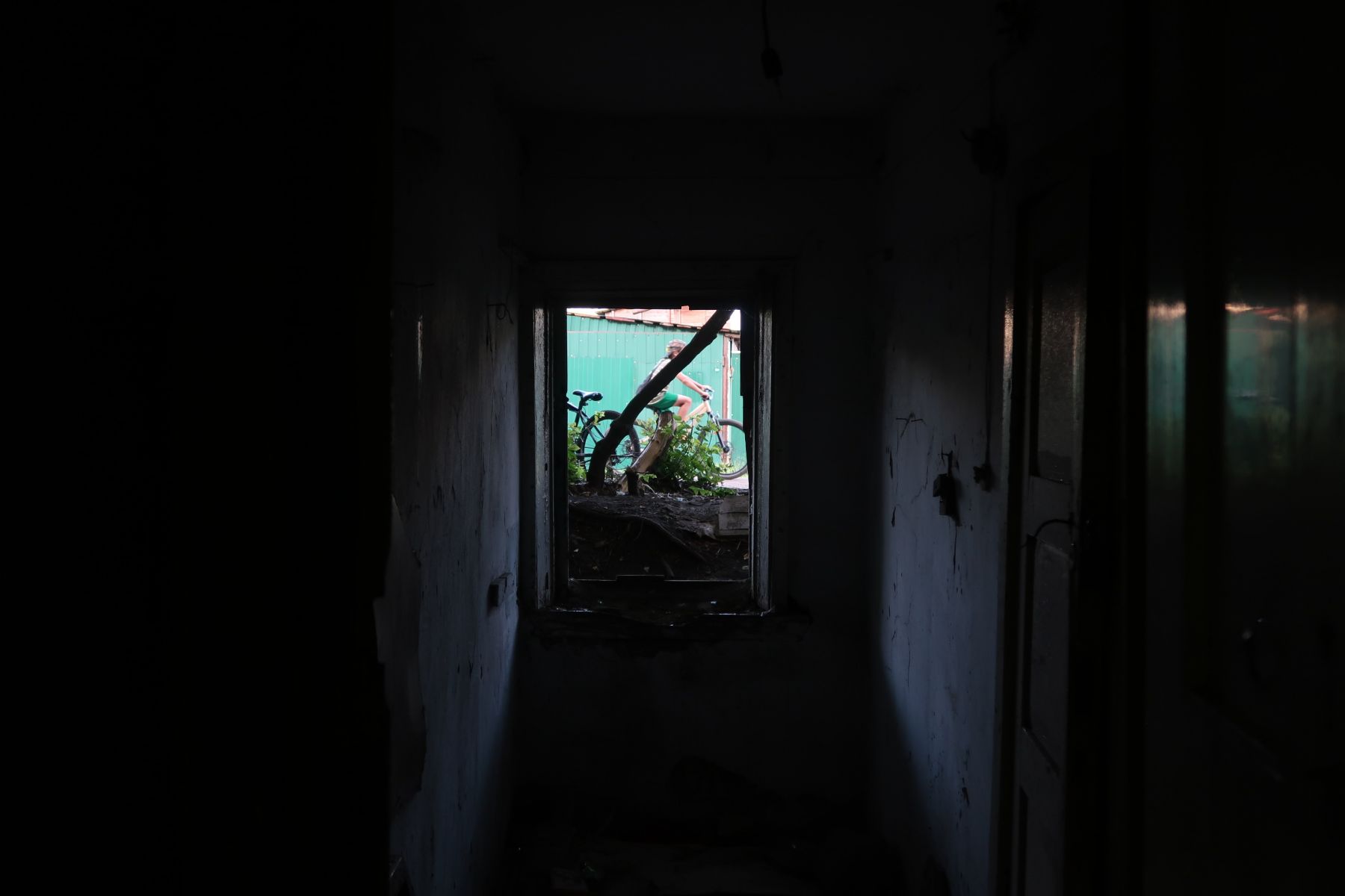 От излишне любопытных детей дом приходится охранять местным жителям