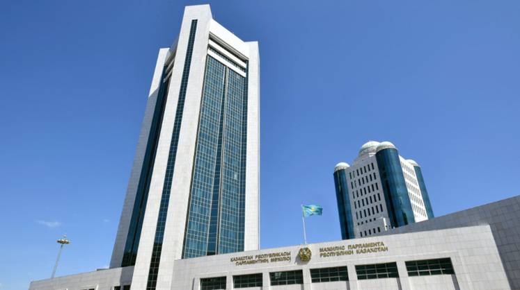 Парламент Казахстана одобрил поправки об однократном семилетнем президентском сроке