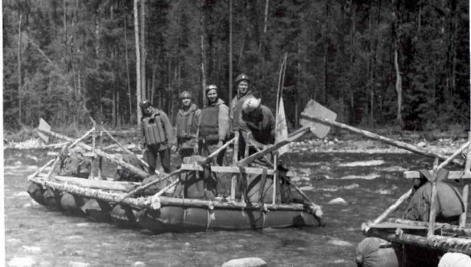 Водники и их плот. Алтай.