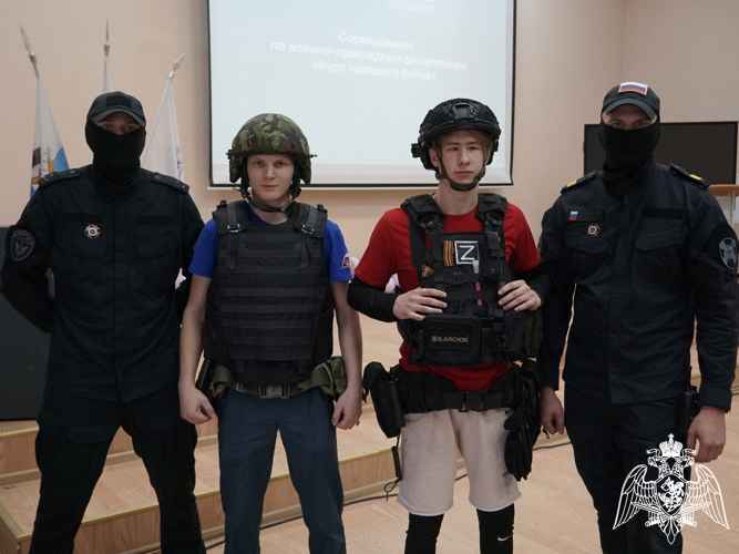 Новгородские росгвардейцы провели выставку средства связи и экипировки для молодежи