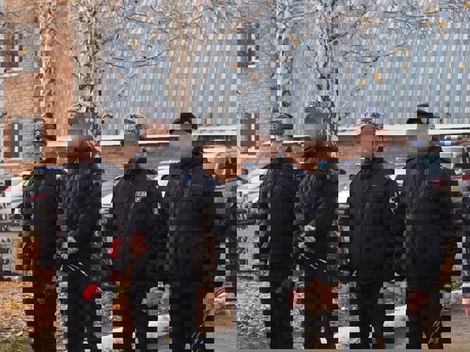 В ОРЕНБУРЖЬЕ ПРЕДСТАВИТЕЛИ РОСГВАРДИИ ВОЗЛОЖИЛИ ЦВЕТЫ К ПАМЯТНИКУ ПОГИБШИХ КОЛЛЕГ, СРЕДИ КОТОРЫХ – БОРЦЫ С ОРГАНИЗОВАННОЙ ПРЕСТУПНОСТЬЮ