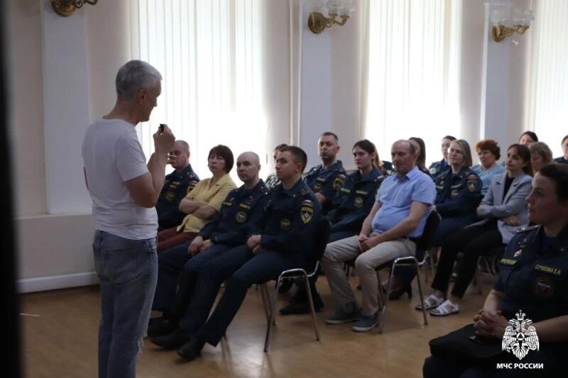 Сила в единстве: сотрудники МЧС России обсудили ключевые факторы Победы в Великой Отечественной войне и межконфессиональное согласие
