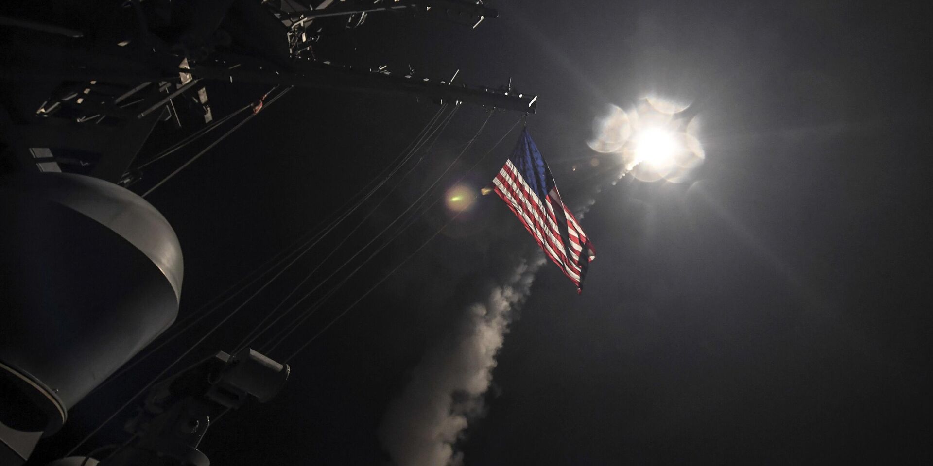 На снимке, предоставленном ВМС США, эсминец USS Porter запускает ракету Tomahawk в Средиземном море по цели в Сирии 7 апреля 2017 года. - ИноСМИ, 1920, 16.10.2025