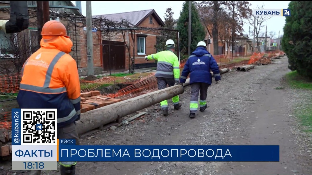 Рабочие вытащили из траншеи уложенную трубу, распилили и бросили на улице Ейска