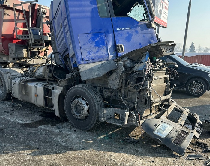 Фуры дальнобойщики аварии. Свежие аварии фуры. Свежие аварии фуры. Аварии грузовиков дальнобойщиков. Разбитые грузовые машины.