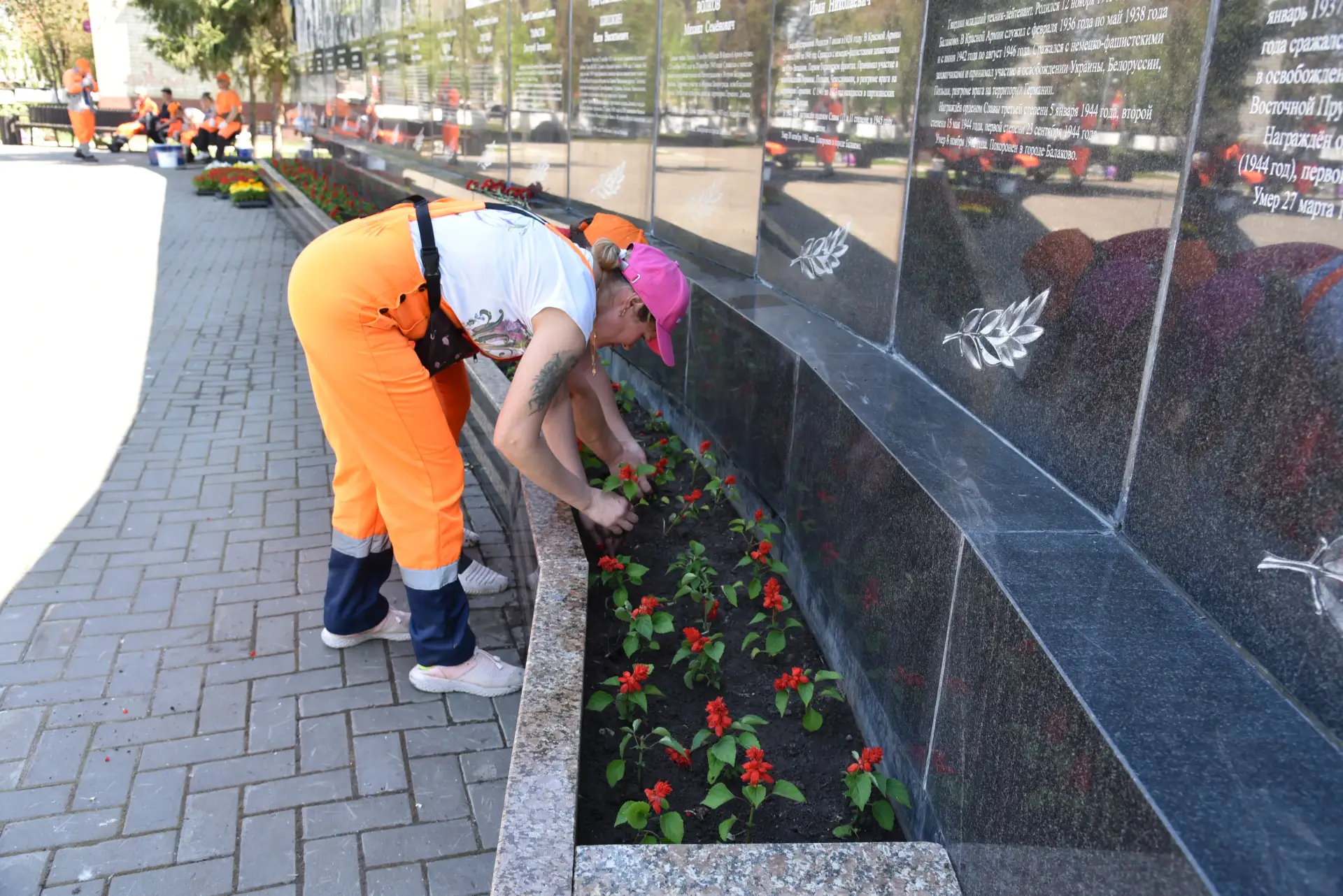 В парках и скверах Балакова высаживают цветы