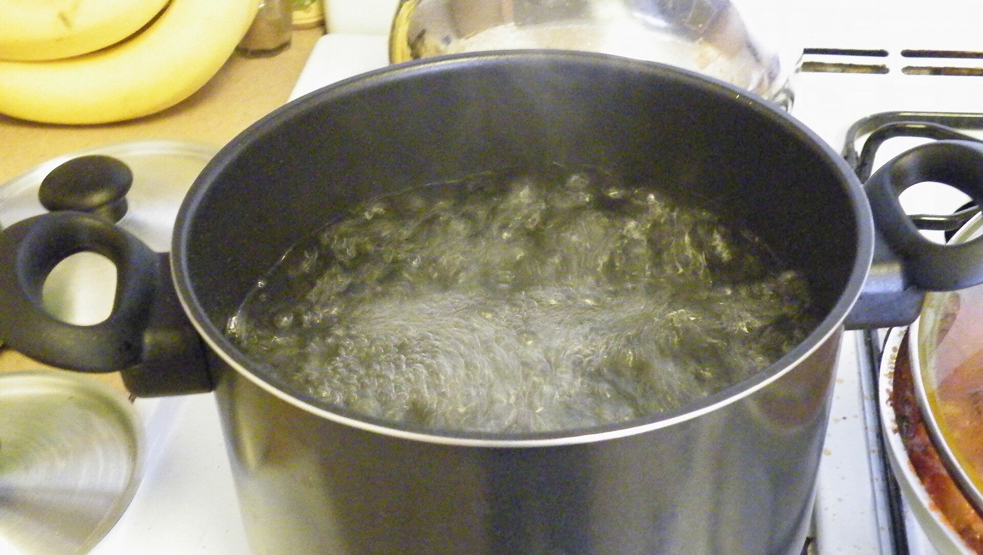 В кипящую воду можно спокойно налить. Варка лягушки в теплой воде. Вода в кастрюле на дне кипит. Boil Water please. Лягушка в кипятке.