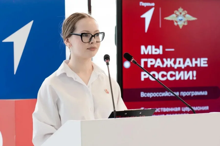 Севастопольским школьникам вручили первые паспорта 