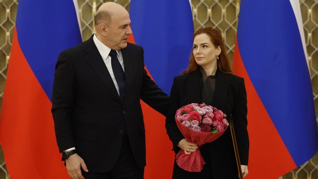 Михаил Мишустин вручил премии Правительства за 2025 год в области средств массовой информации. С вдовой корреспондента ООО «МИЦ «Известия» Семёна Ерёмина Викторией Ерёминой